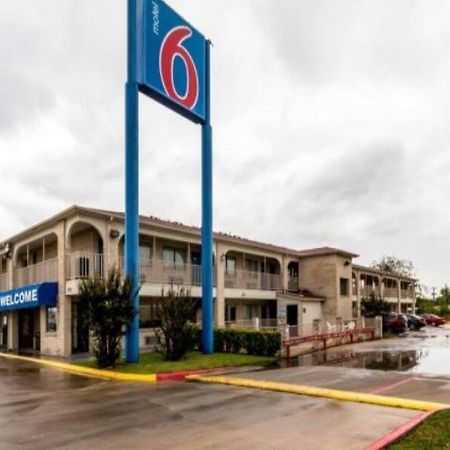 Motel 6 San Antonio-Splashtown Exterior photo