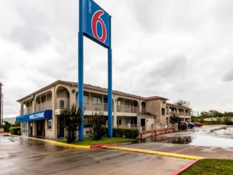 Motel 6 San Antonio-Splashtown Exterior photo