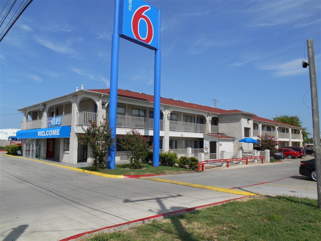 Motel 6 San Antonio-Splashtown Exterior photo