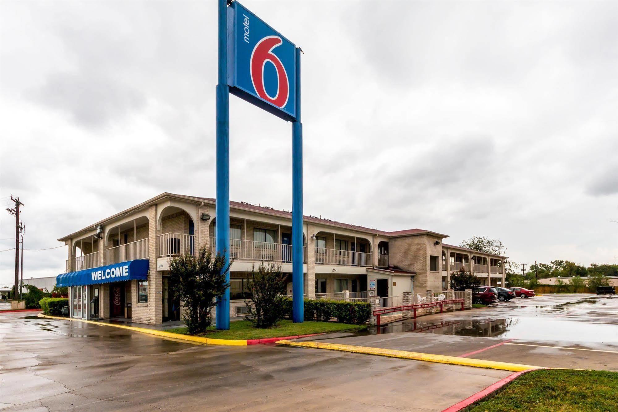 Motel 6 San Antonio-Splashtown Exterior photo