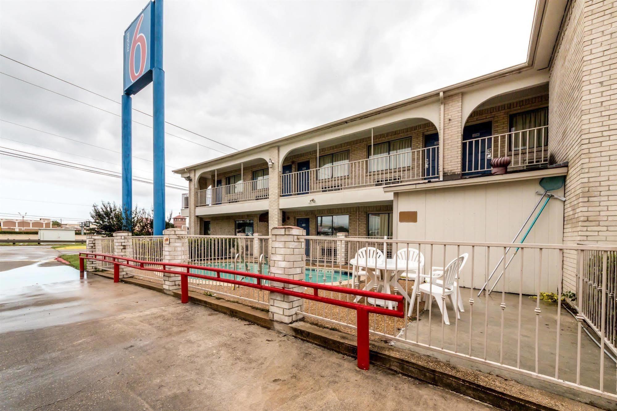 Motel 6 San Antonio-Splashtown Exterior photo