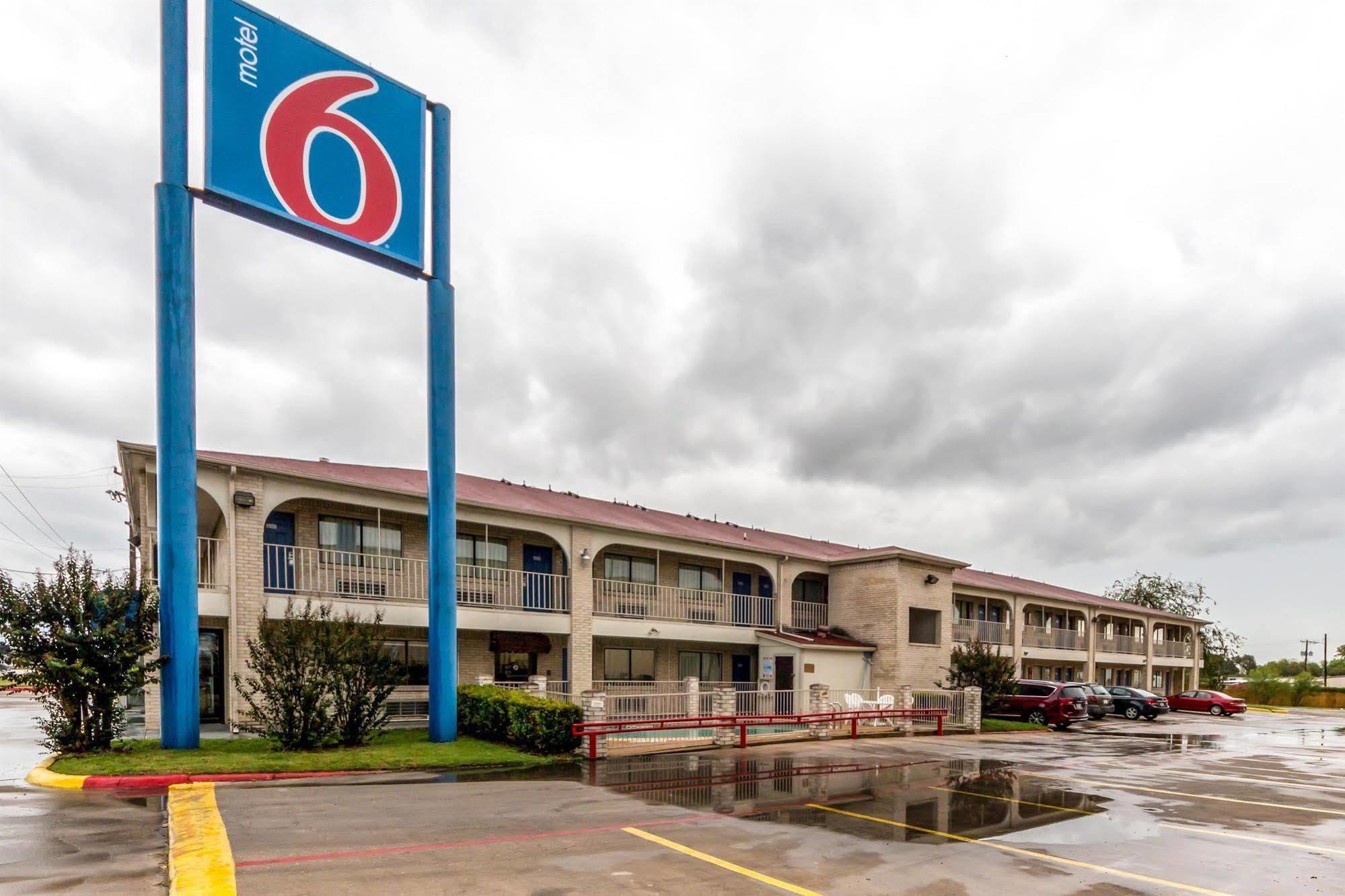 Motel 6 San Antonio-Splashtown Exterior photo