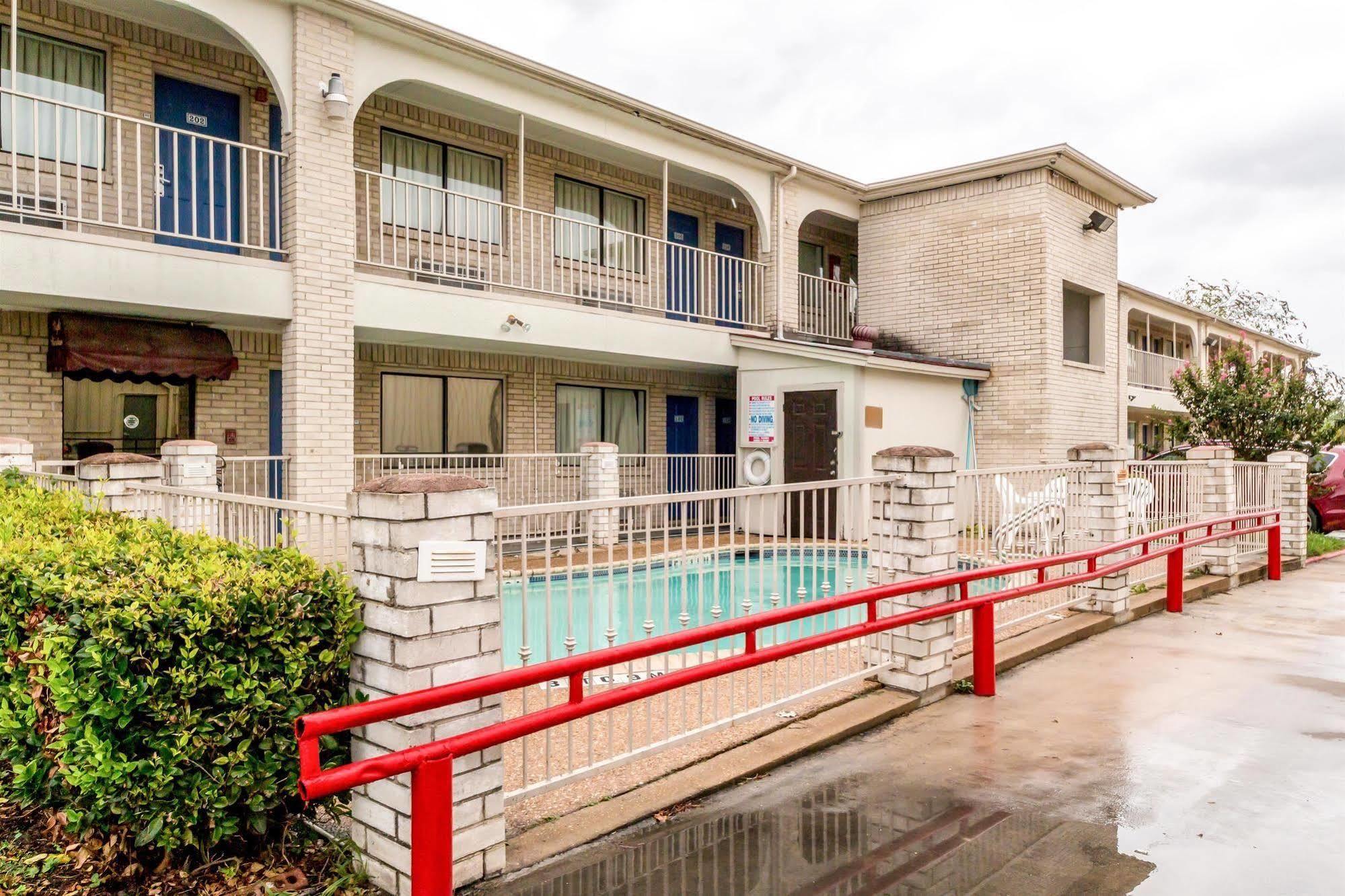 Motel 6 San Antonio-Splashtown Exterior photo