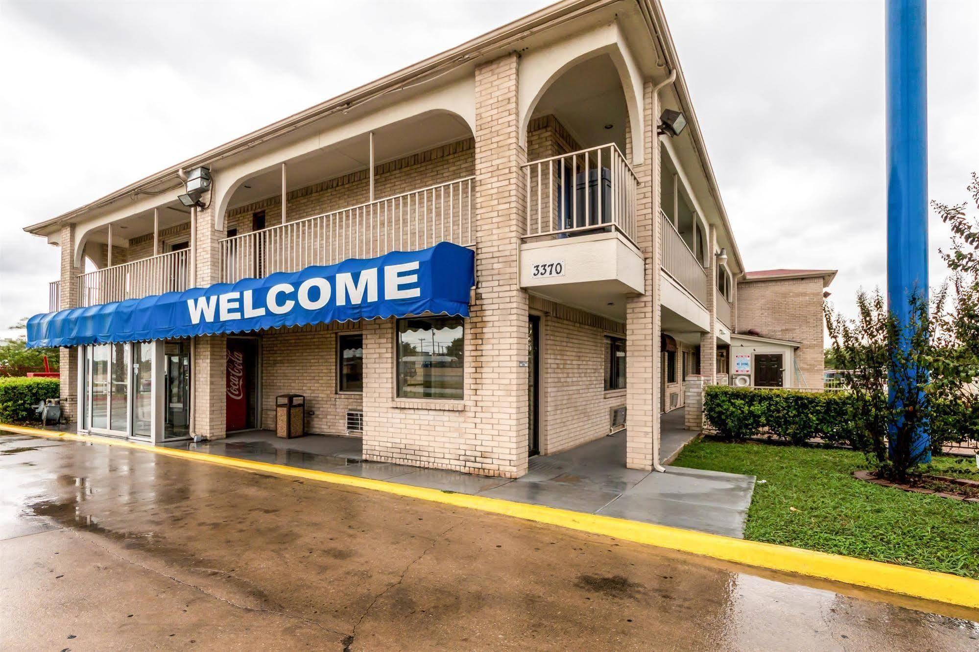 Motel 6 San Antonio-Splashtown Exterior photo